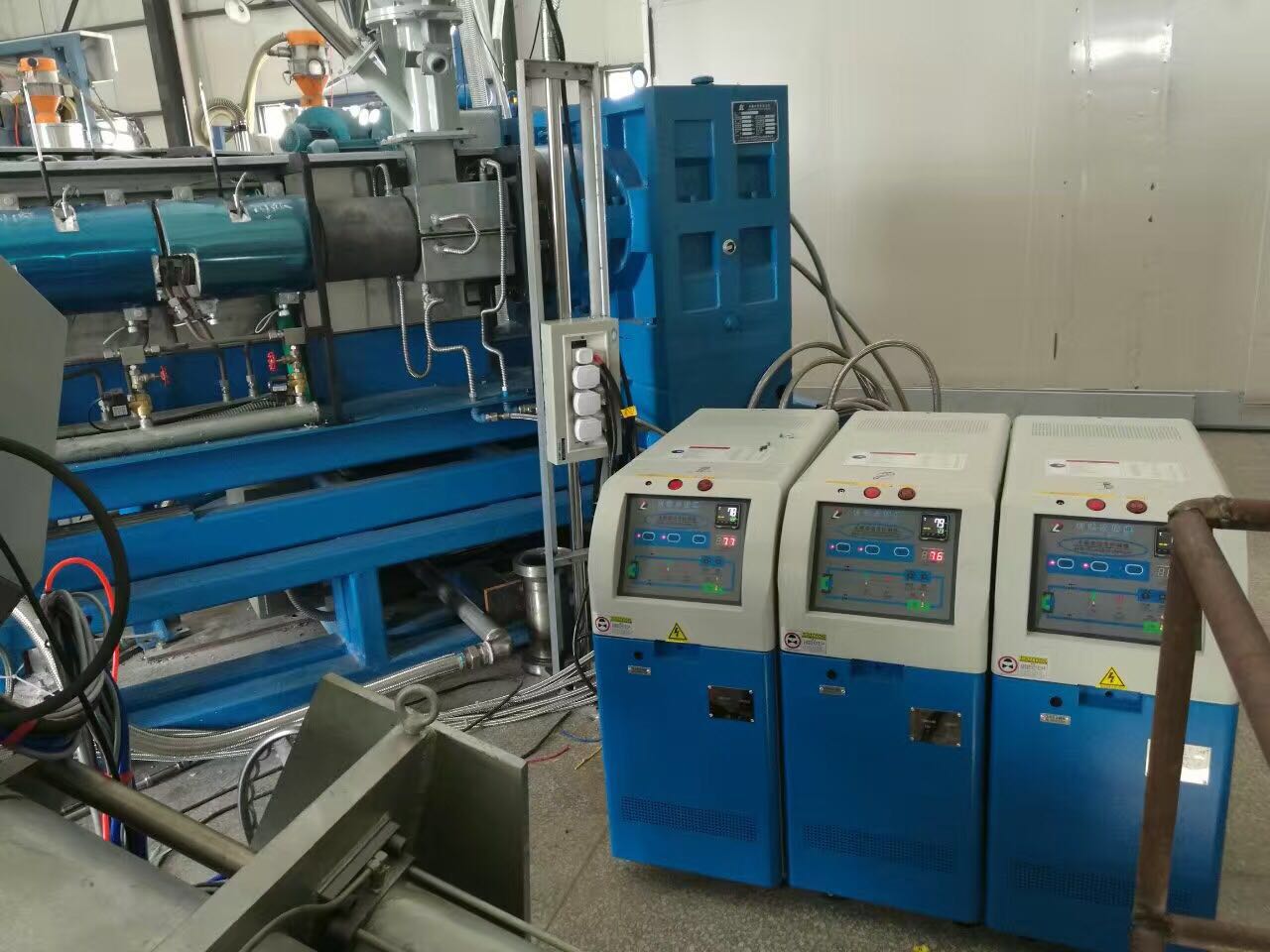 冷喂料復(fù)合擠出專用模溫機